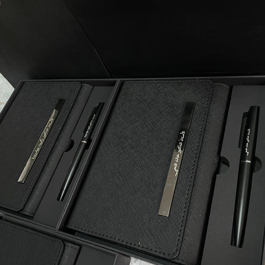 Signature Élégante Noir – Coffret Carnet & Stylo Gravés | Gifts House